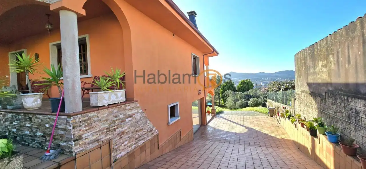 Vista exterior de Casa o xalet en venda en Vilagarcía de Arousa amb Calefacció, Jardí privat i Terrassa