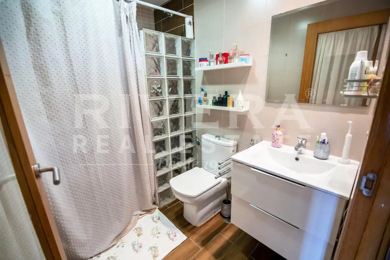 Baño de Ático en venta en Sanxenxo con Calefacción, Parquet y Terraza