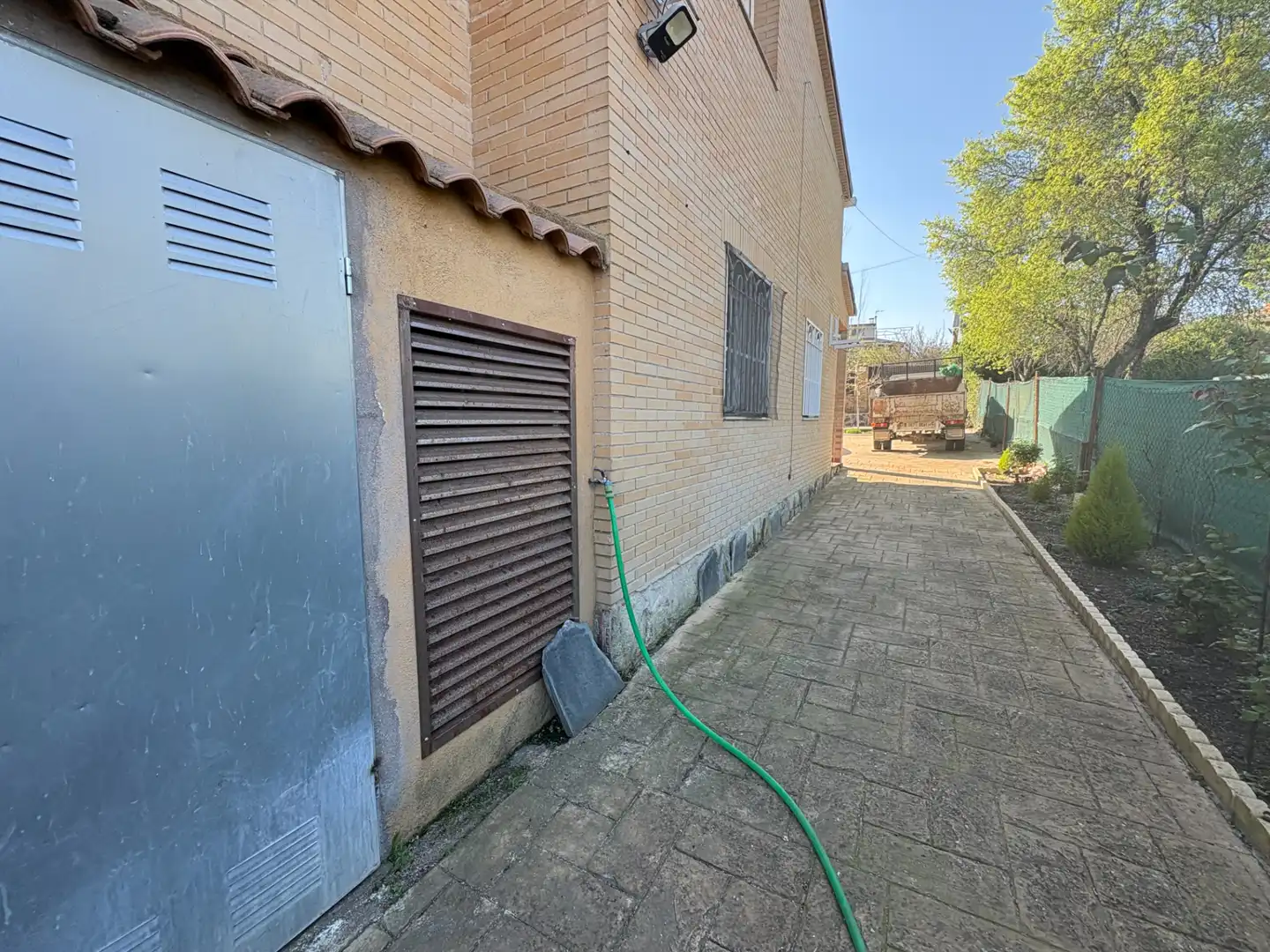 Exterior view of Houses for sale in El Viso de San Juan  with Air Conditioner, Private garden and Parquet flooring
