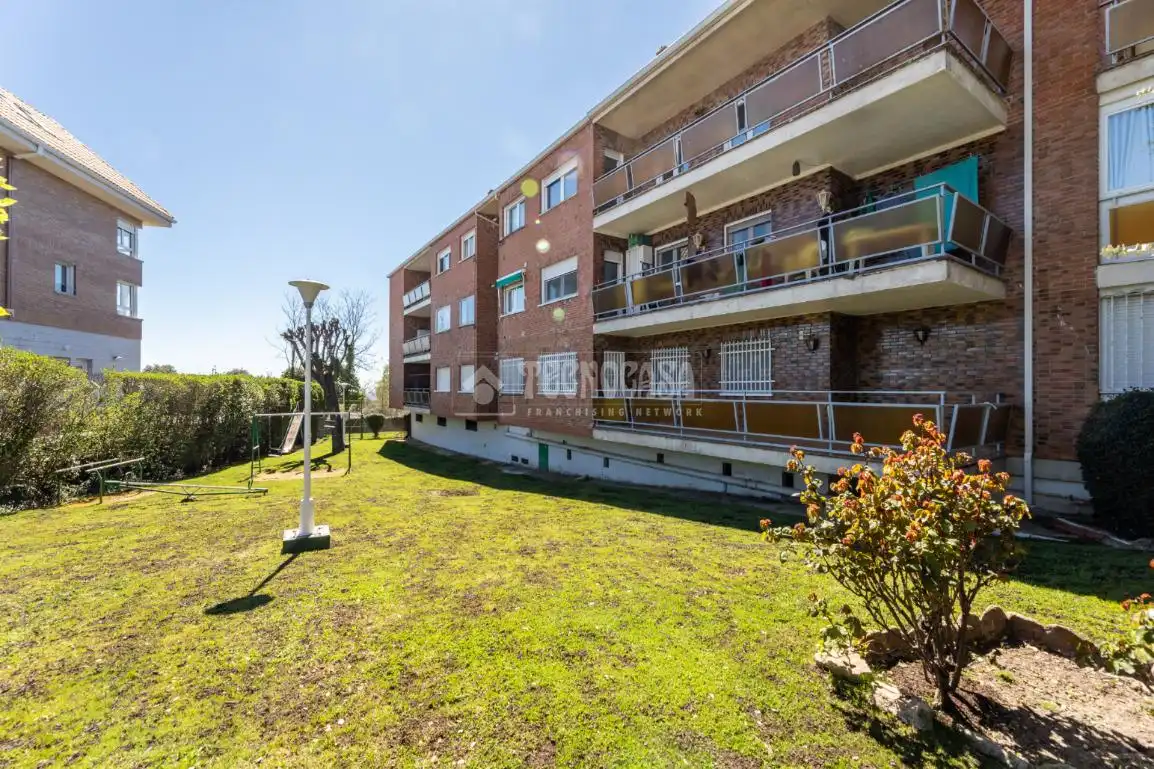 Vista exterior de Pis en venda en Hoyo de Manzanares amb Calefacció, Terrassa i Piscina comunitària