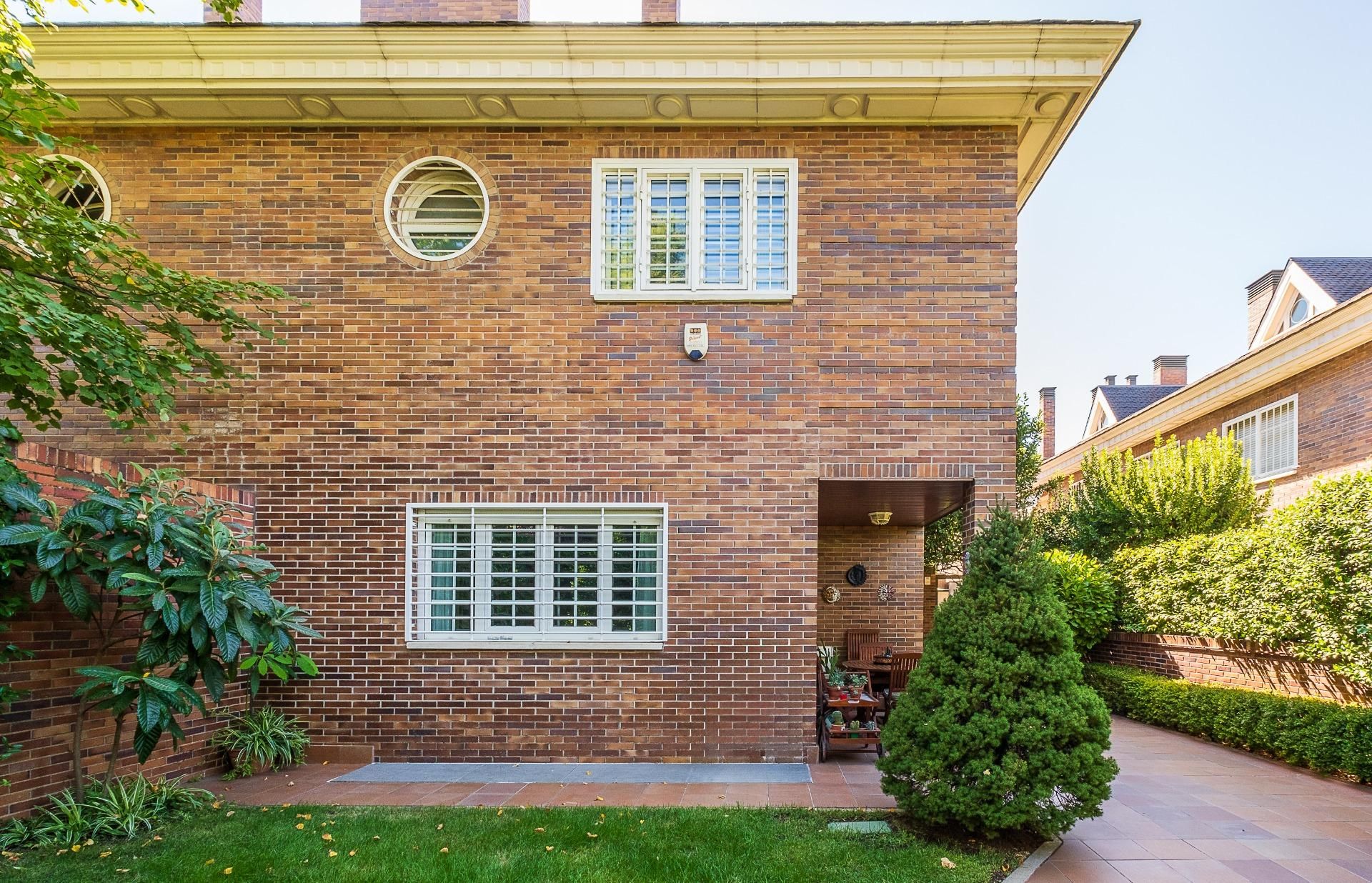 Exterior view of Single-family semi-detached for sale in  Madrid Capital  with Air Conditioner, Heating and Private garden