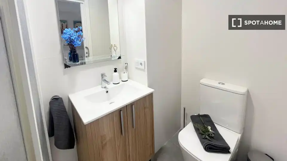 Badezimmer von Wohnung zur untervermieten in Burjassot mit Klimaanlage, Terrasse und Möbliert