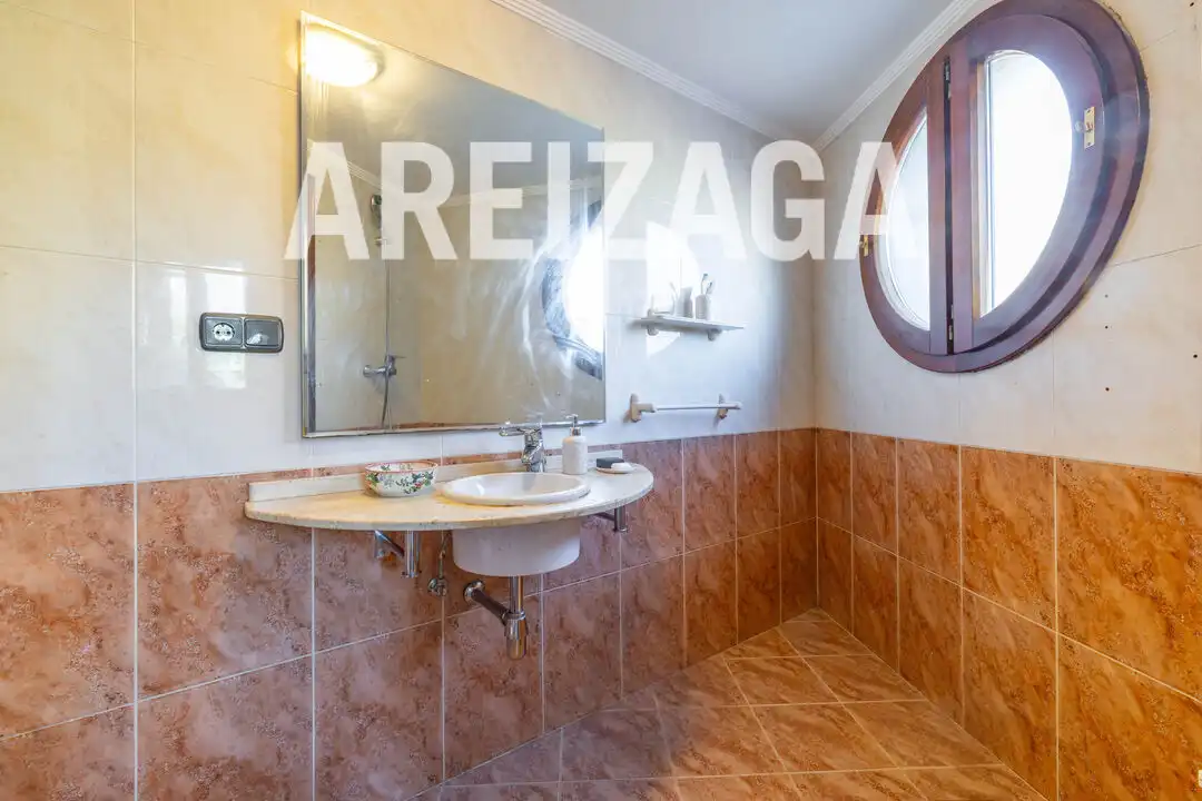 Bathroom of Flat for sale in Donostia - San Sebastián   with Heating, Private garden and Terrace