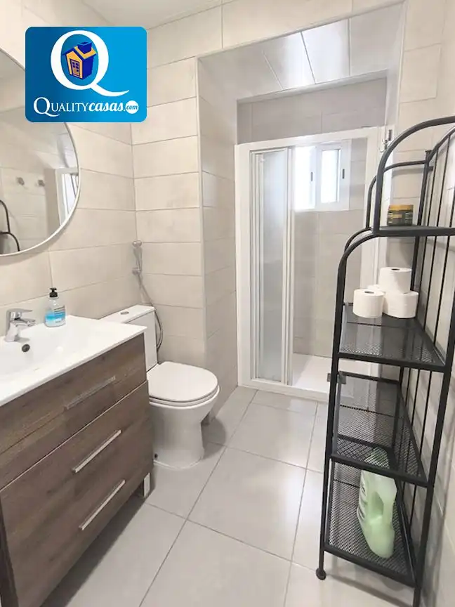 Baño de Apartamento en venta en Alicante / Alacant con Aire acondicionado, Calefacción y Terraza