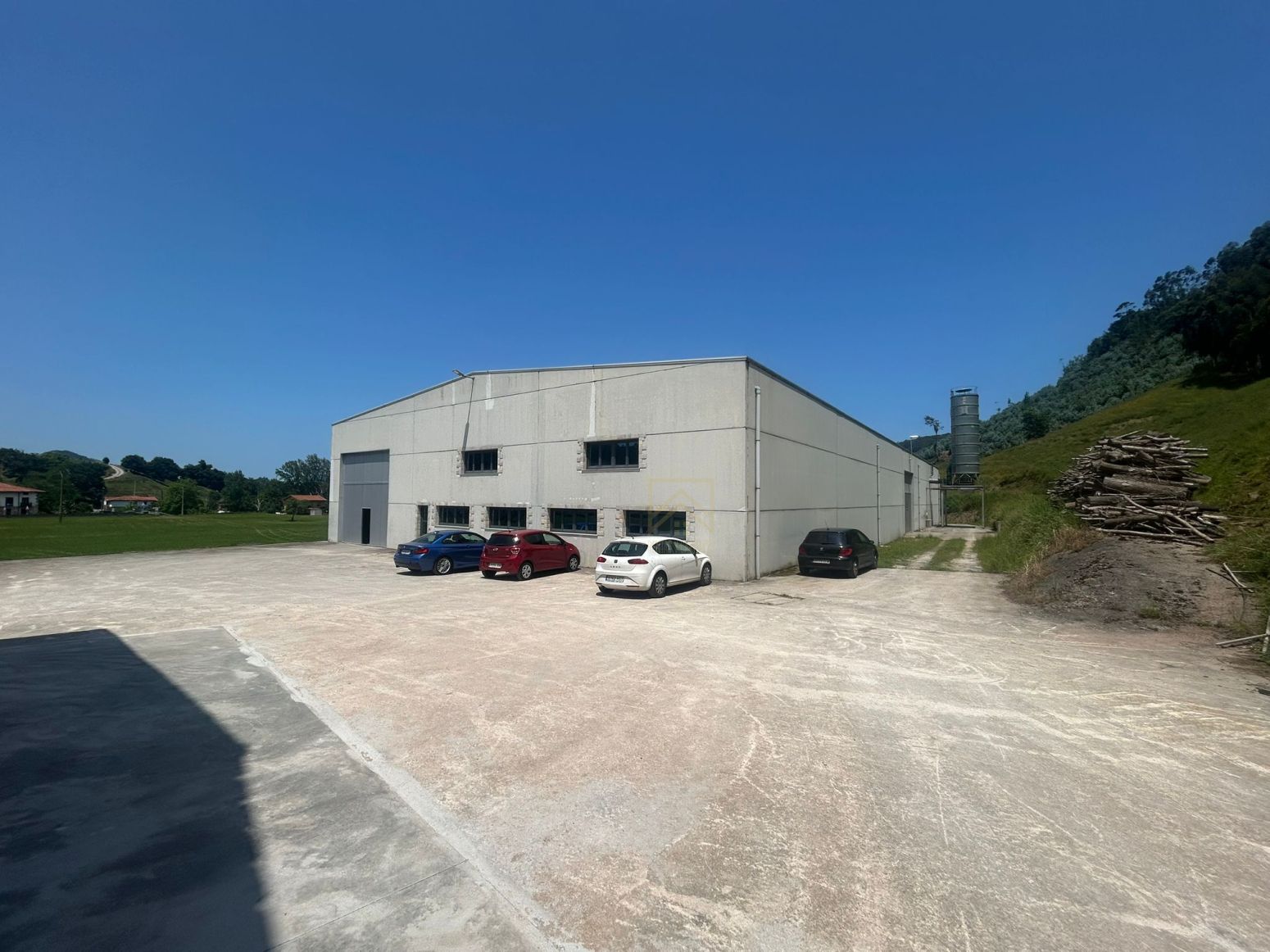 Vista exterior de Nau industrial de lloguer en Entrambasaguas