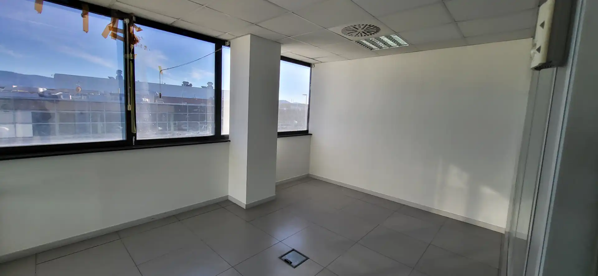 Office space with lift to rent in Polígono Parque Empresarial la Muga 11, imagen 3