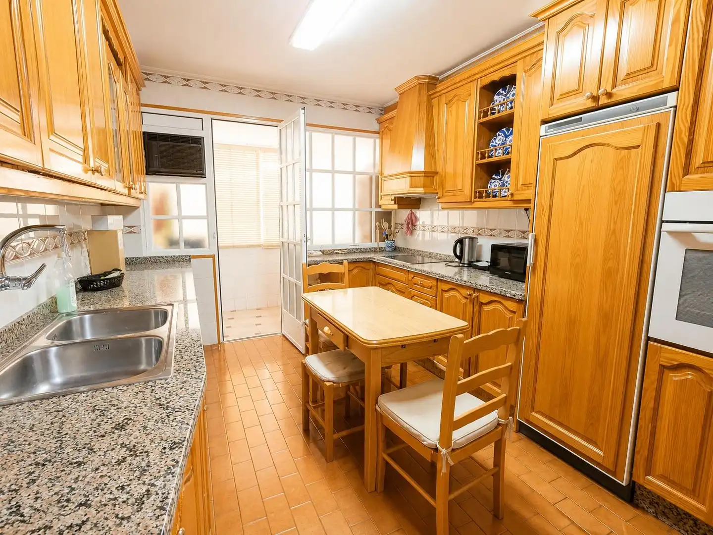 Cocina de Piso en venta en Granada con Jardín privado, Parquet y Piscina comunitaria