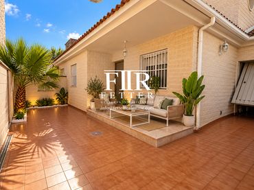 Casa bifamiliare con balcone in vendita a Calle Cádiz