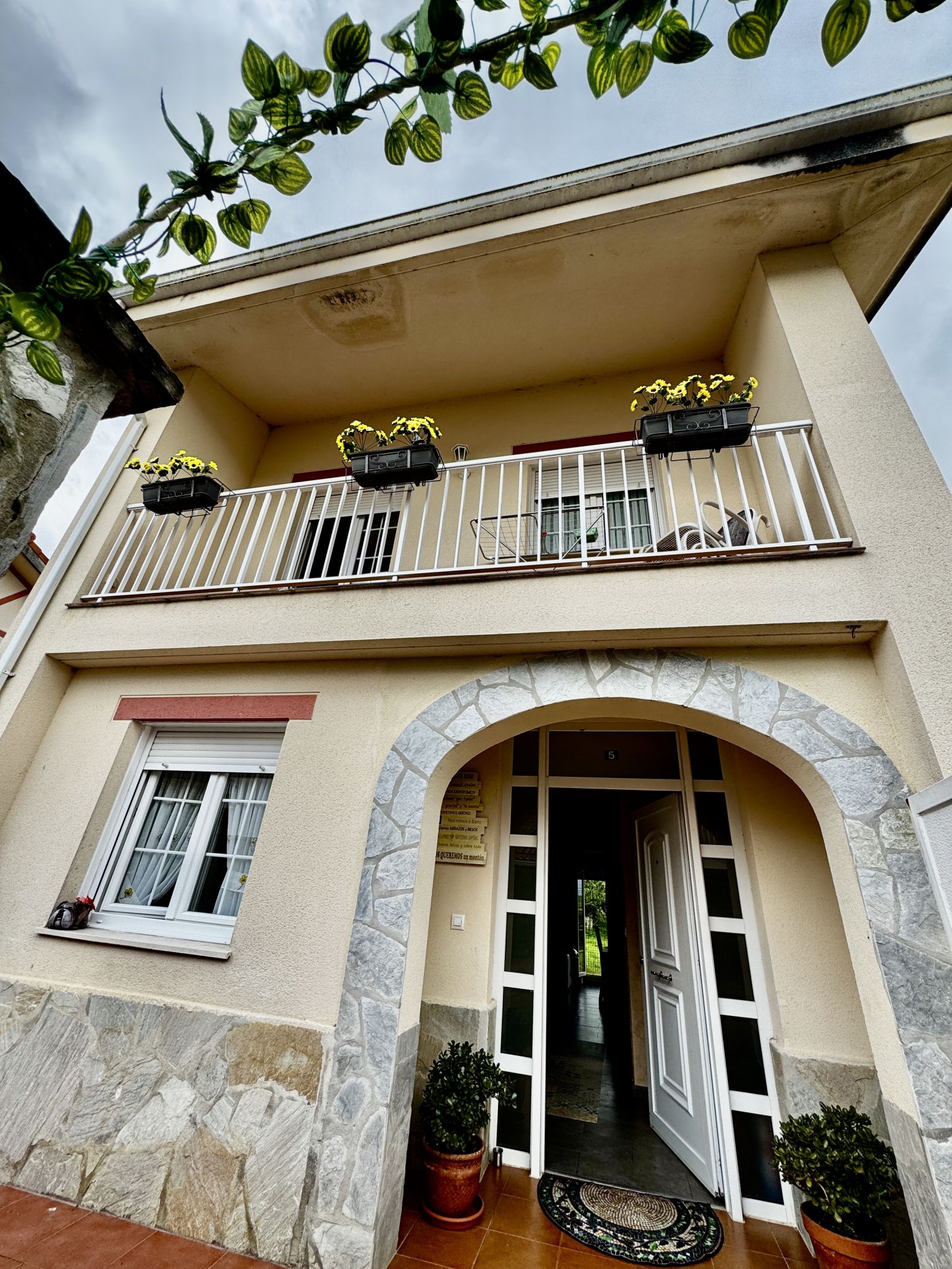 Vista exterior de Casa o xalet en venda en Penagos amb Calefacció, Jardí privat i Parquet