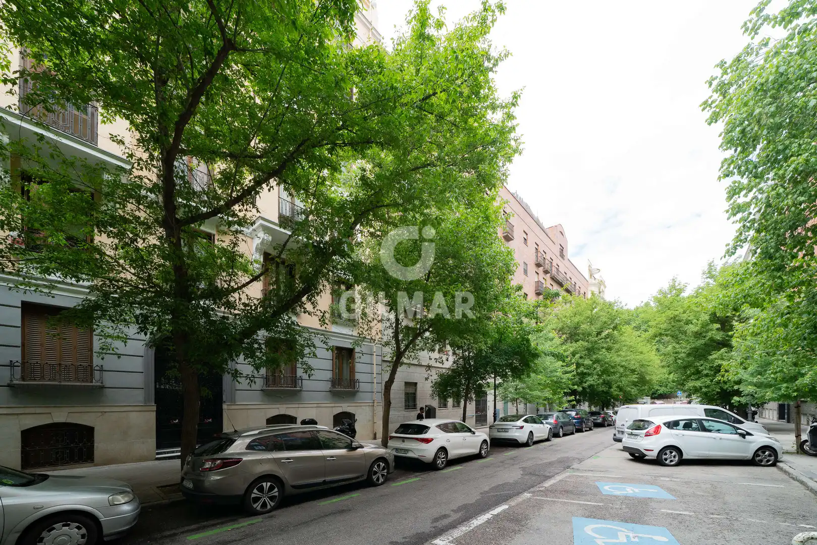 Vista exterior de Piso en venta en Madrid con Calefacción y Balcón