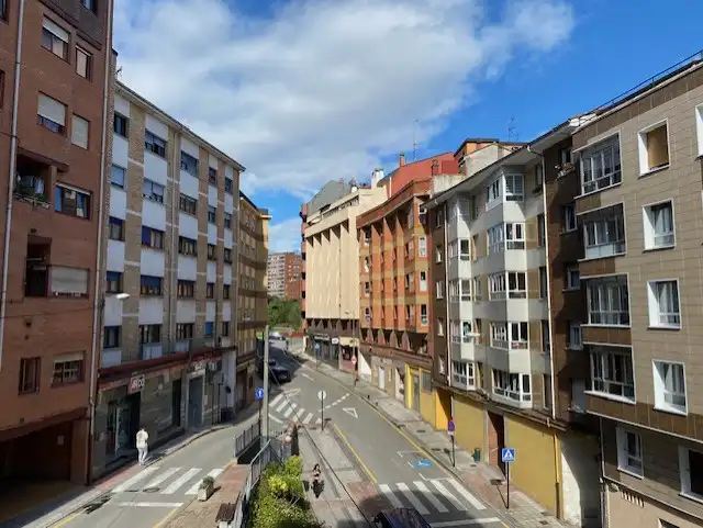 Vista exterior de Piso de alquiler en Oviedo  con Calefacción, Parquet y Amueblado