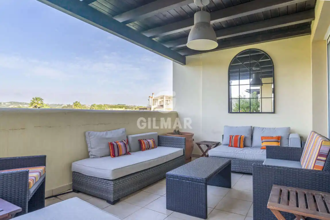 Terrasse von Maisonette zum Verkauf in Sotogrande mit Heizung, Abstellraum und Schwimmbad