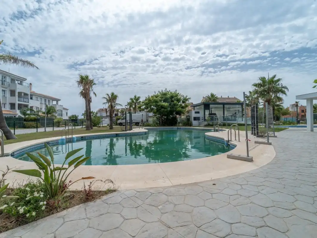 Schwimmbecken von Wohnung zum Verkauf in Manilva mit Klimaanlage, Heizung und Privatgarten