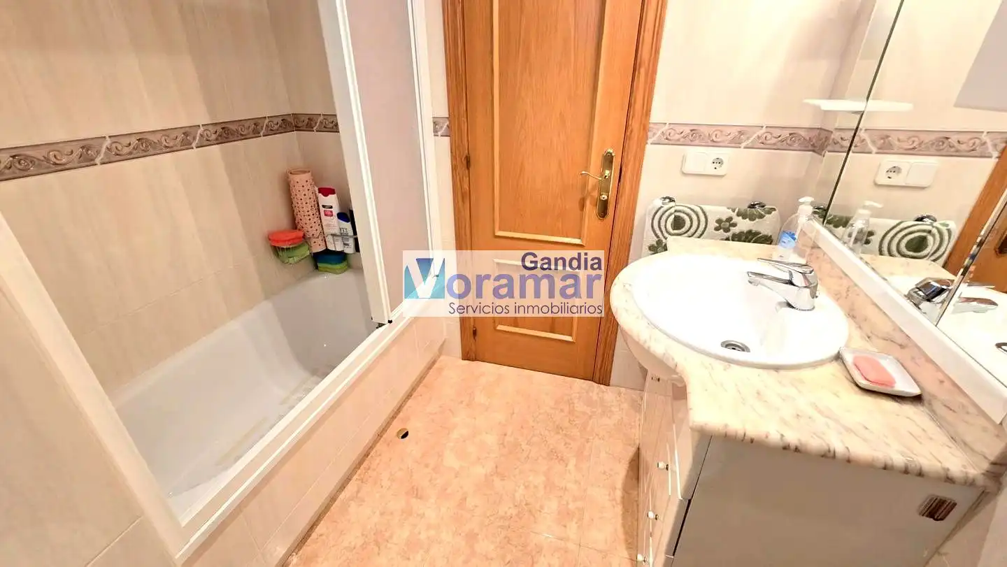 Baño de Apartamento de alquiler en Gandia con Aire acondicionado, Calefacción y Piscina comunitaria