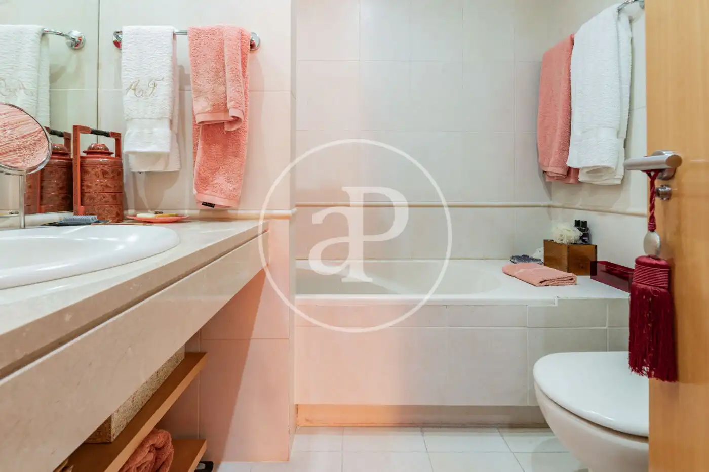 Baño de Casa adosada en venta en Madrid con Aire acondicionado, Calefacción y Jardín privado