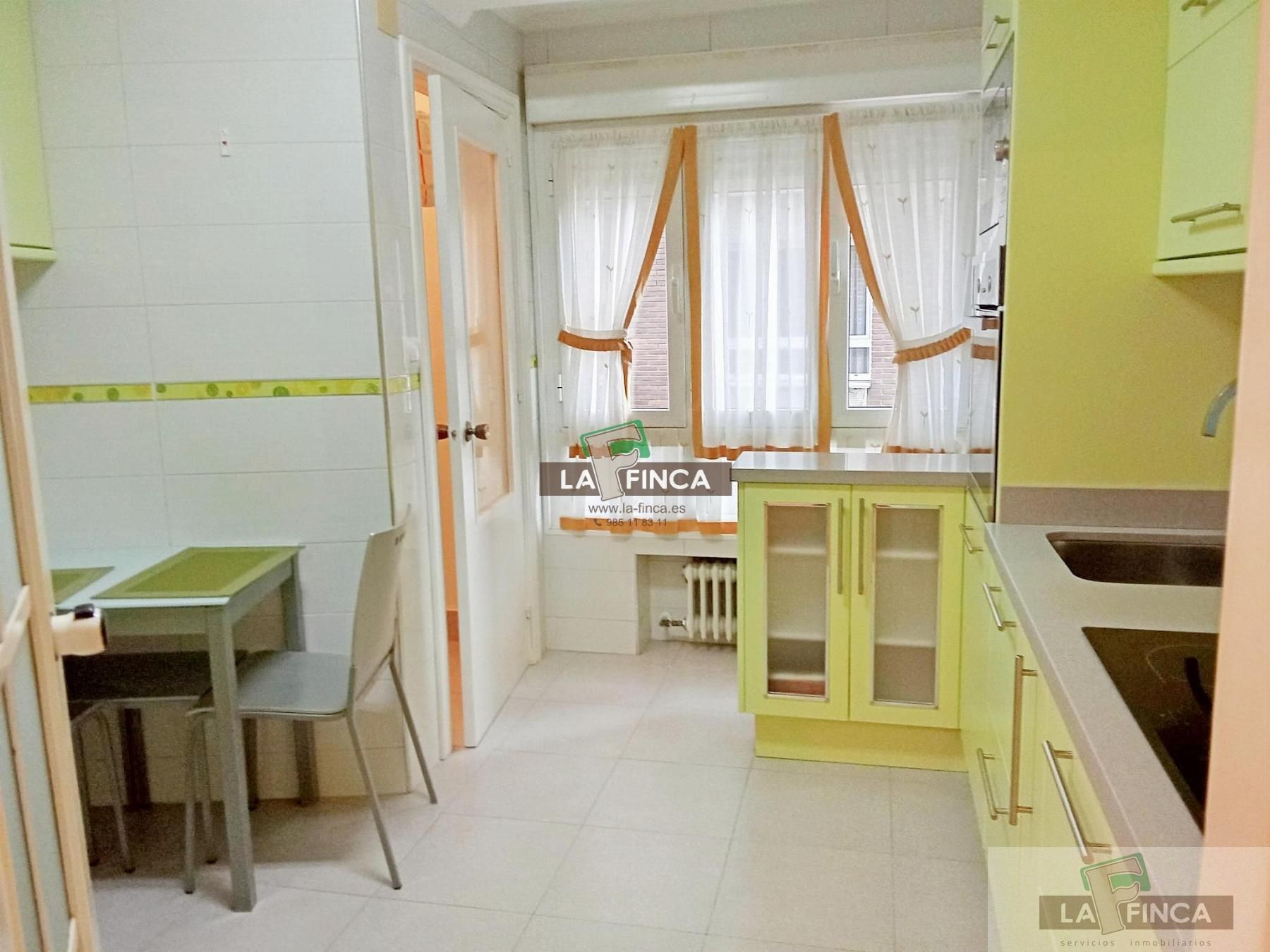 Cuina de Pis de lloguer en Oviedo  amb Calefacció i Parquet