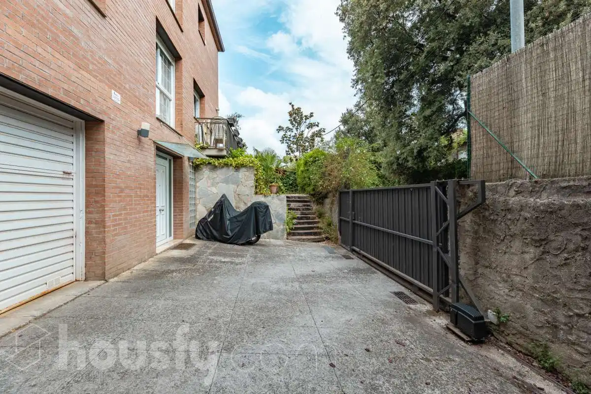 Vista exterior de Casa o xalet en venda en Sant Cugat del Vallès amb Aire condicionat, Calefacció i Jardí privat