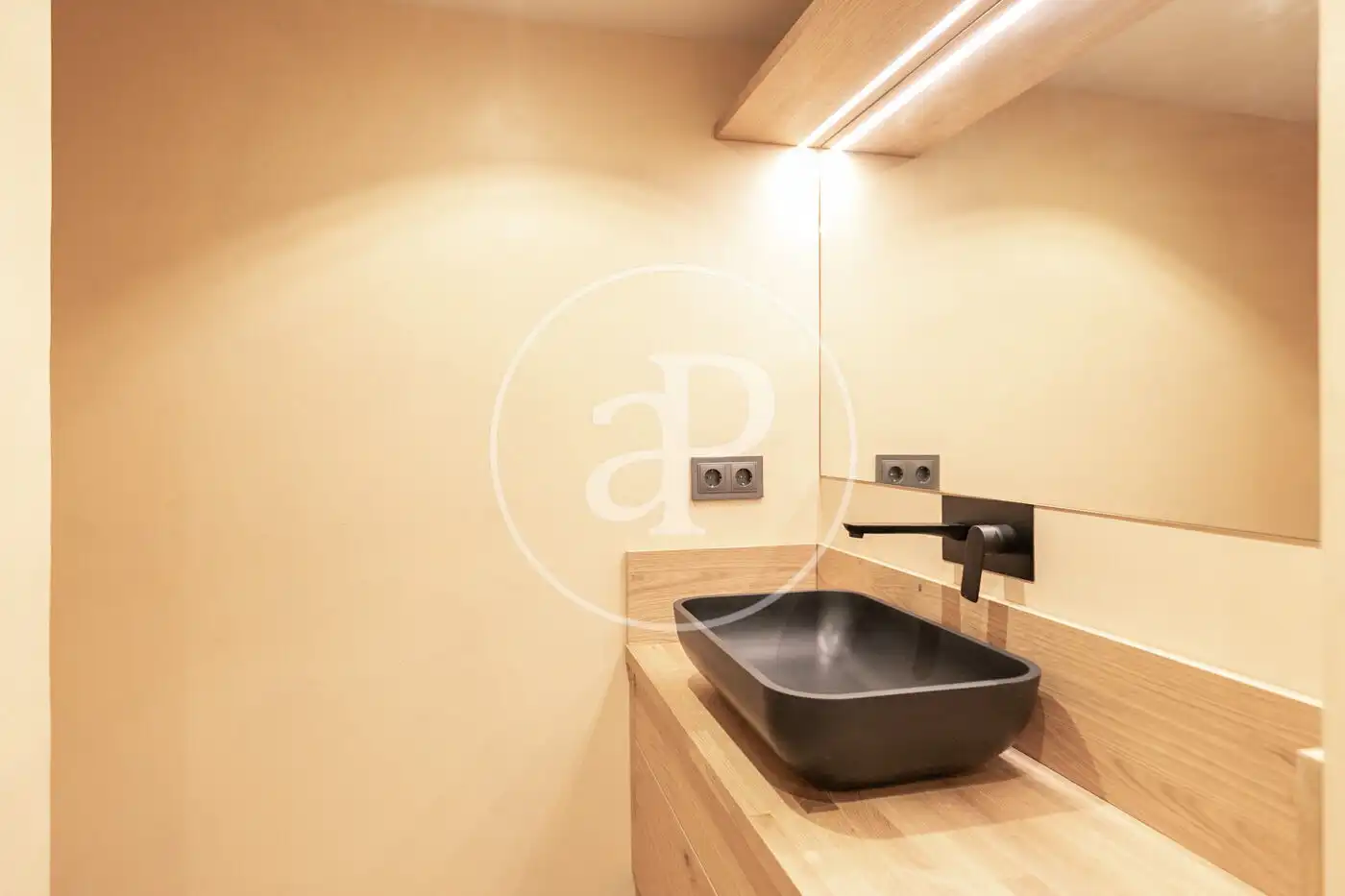 Badezimmer von Wohnung zum Verkauf in Barcelona mit Klimaanlage, Heizung und Terrasse