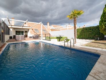 Xalet amb piscina en venda a Calle Parque Güell
