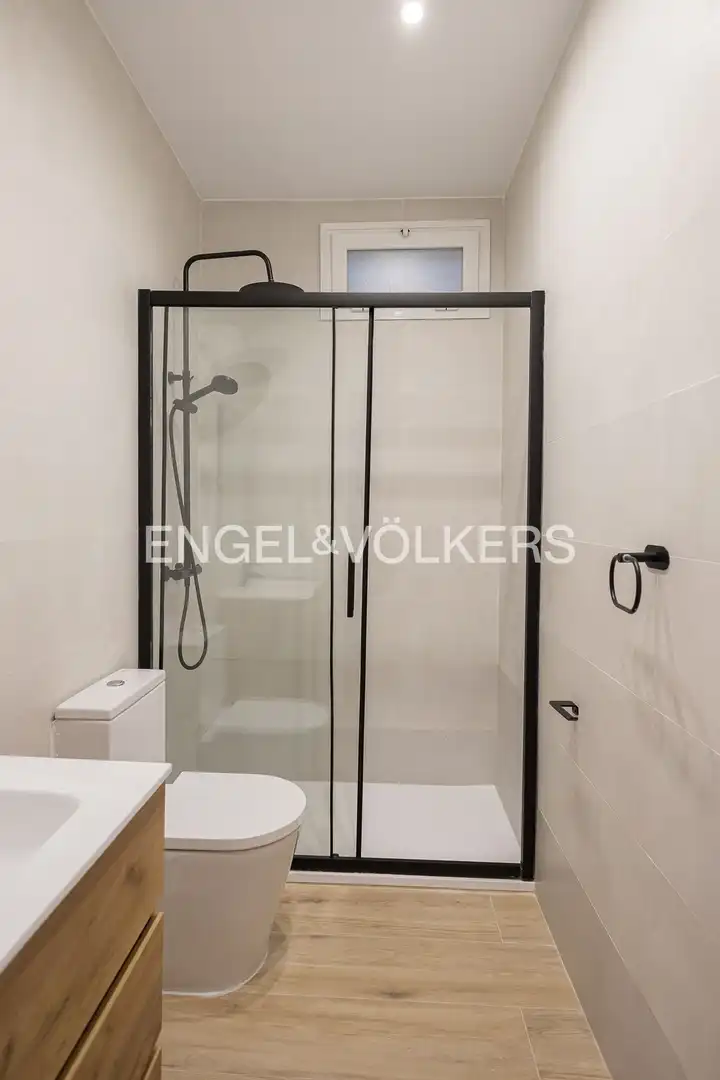 Bathroom of Flat for rent in Madrid  with Heating, Parquet flooring and Furnished