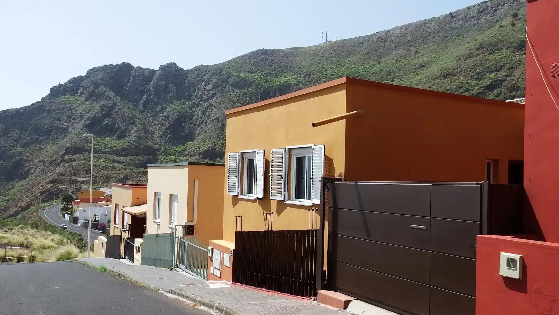 Vista exterior de Casa adosada en venda en Breña Alta amb Jardí privat, Traster i Moblat