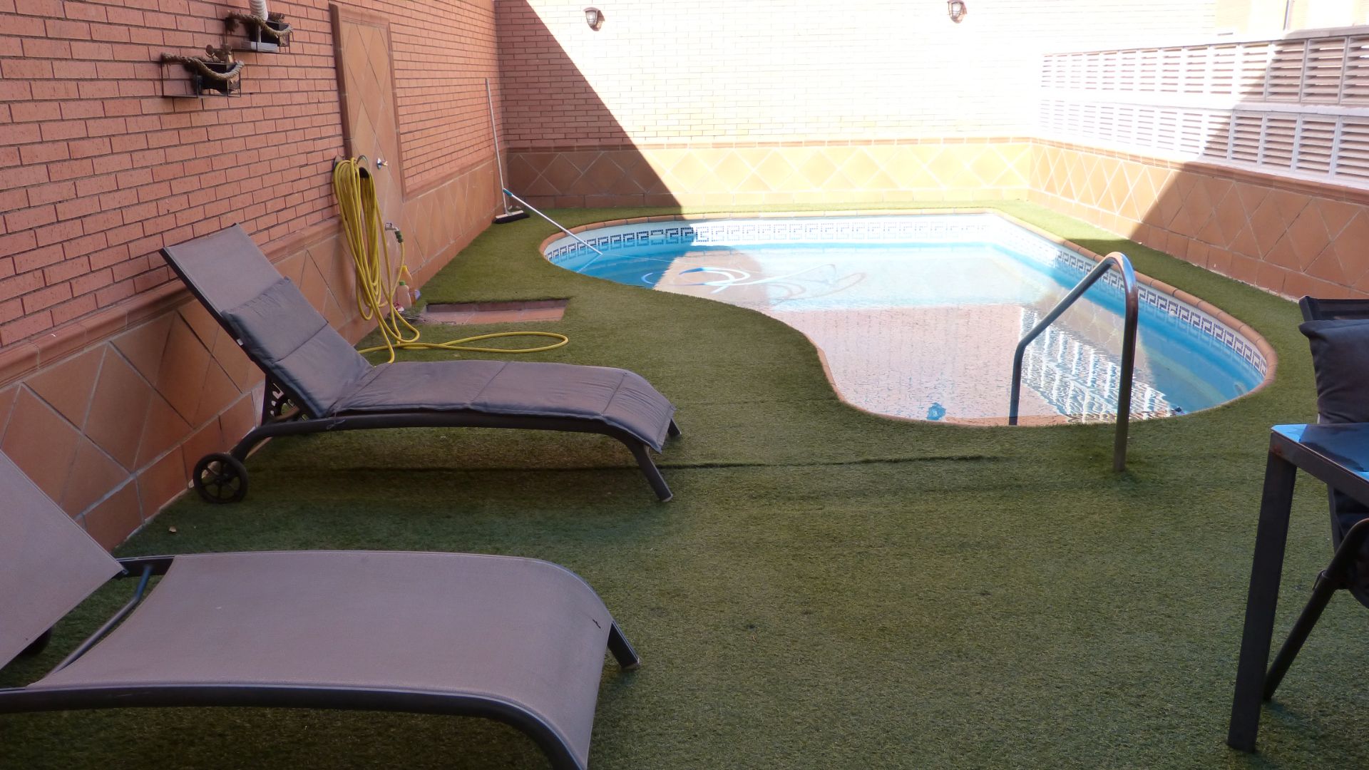 Piscina de Casa adosada en venda en  Almería Capital amb Aire condicionat, Jardí privat i Terrassa