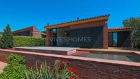 Vista exterior de Casa o xalet en venda en Caldes d'Estrac amb Terrassa, Piscina i Balcó