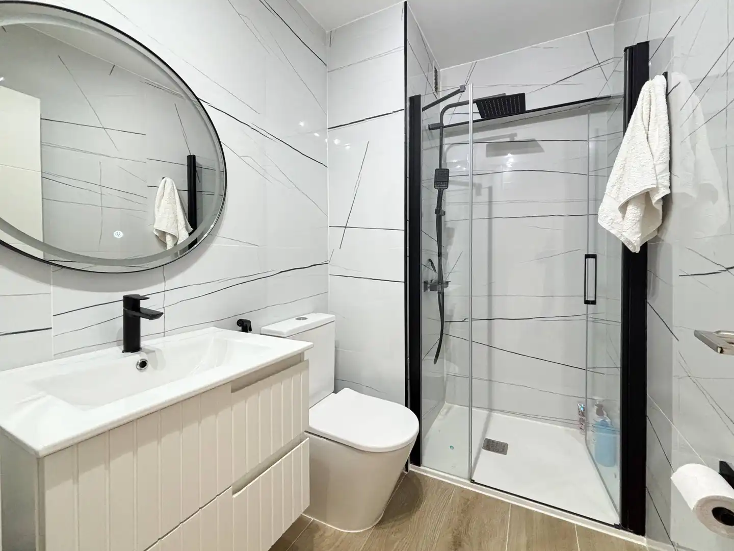 Bathroom of Flat for sale in Valencia  with Air Conditioner, Furnished and Balcony