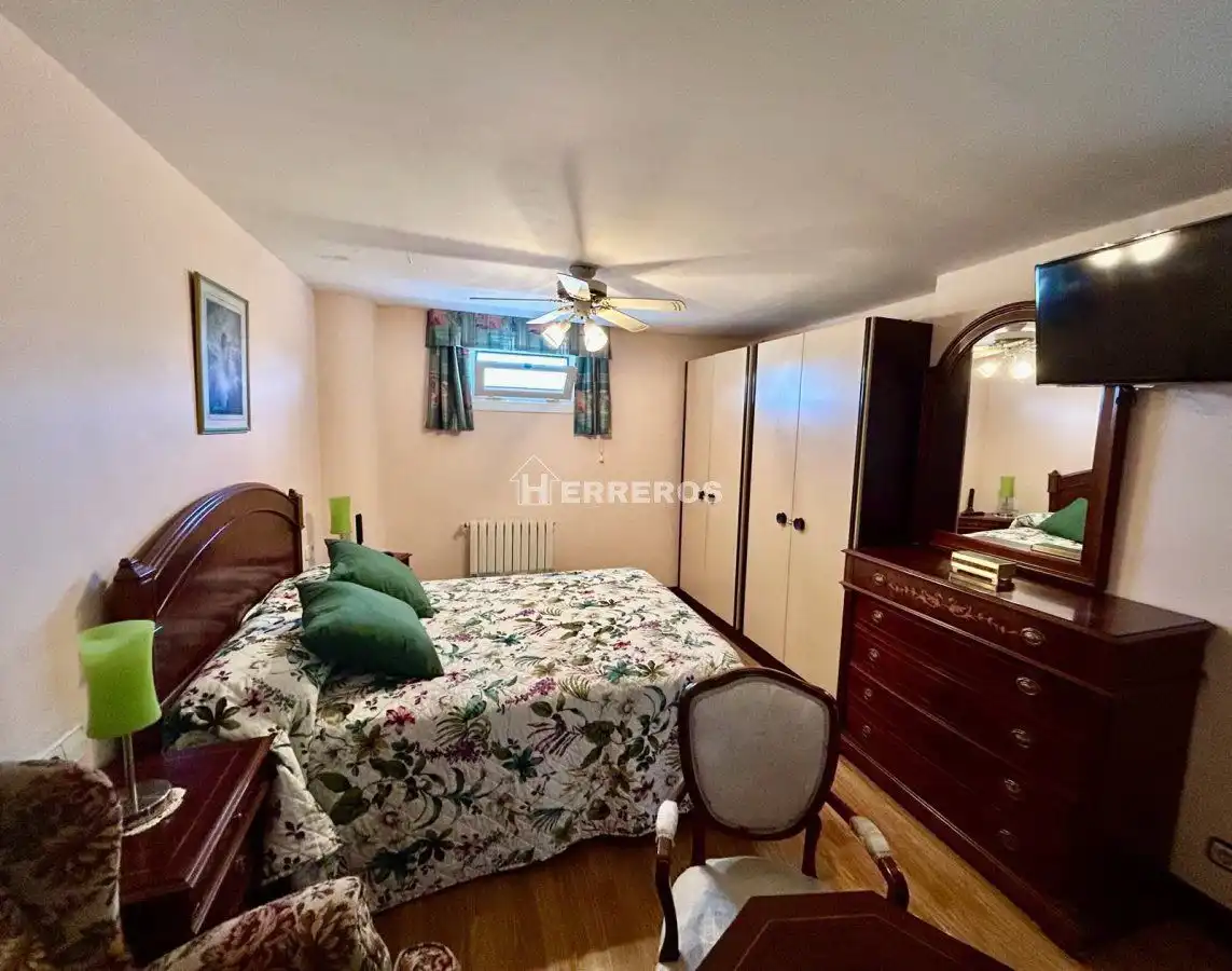 Habitación de Casa adosada en venta en Baños de Río Tobía con Aire acondicionado, Calefacción y Parquet