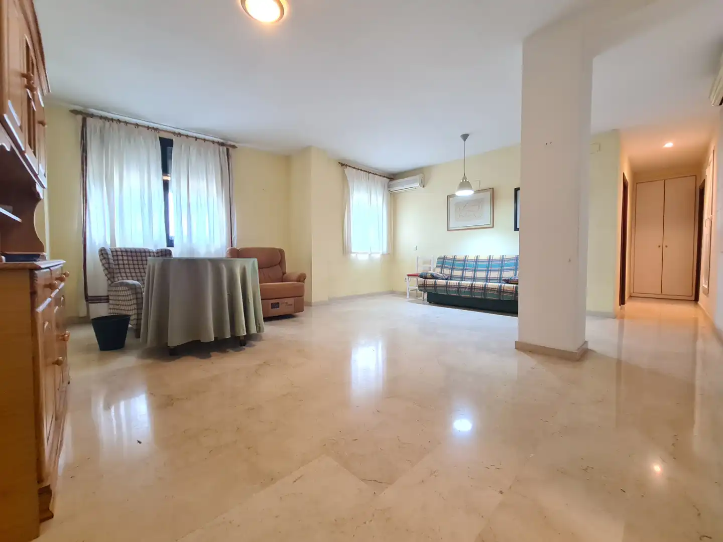 Living room of Flat for sale in Sevilla  with Air Conditioner and Storage room