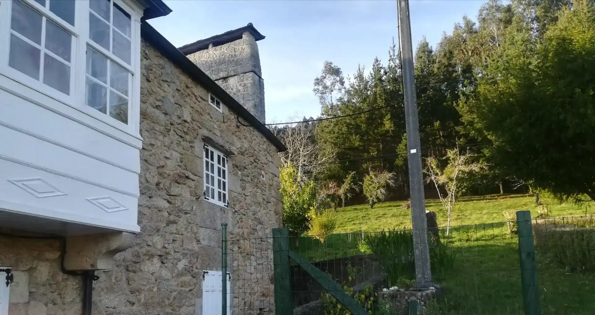 Vista exterior de Casa adosada en venda en Ourol amb Parquet, Traster i Balcó