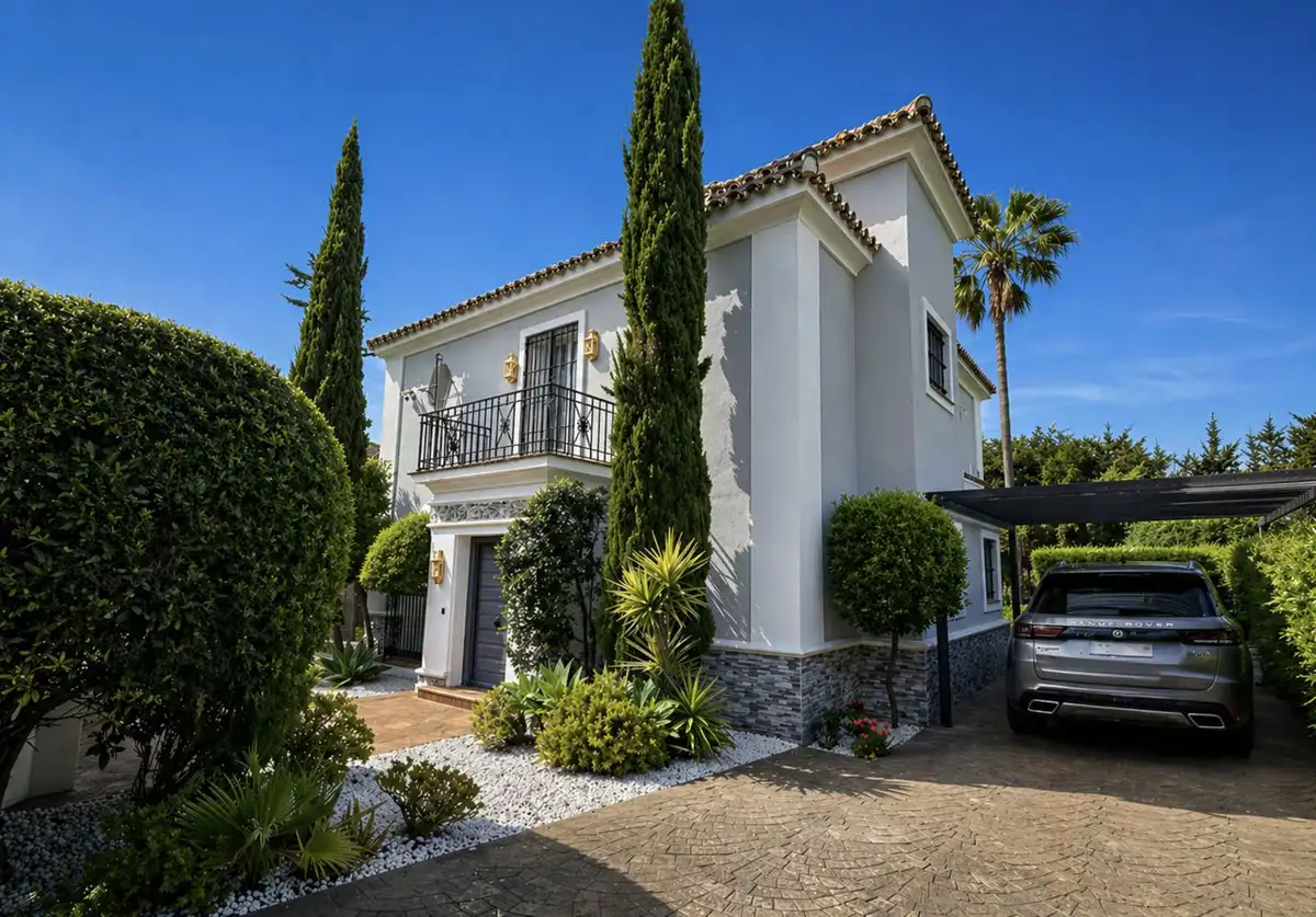 Vista exterior de Casa o xalet en venda en Manilva amb Aire condicionat, Jardí privat i Terrassa