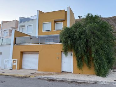 Adosado con piscina en venta en Carrer de la Serra Gelada
