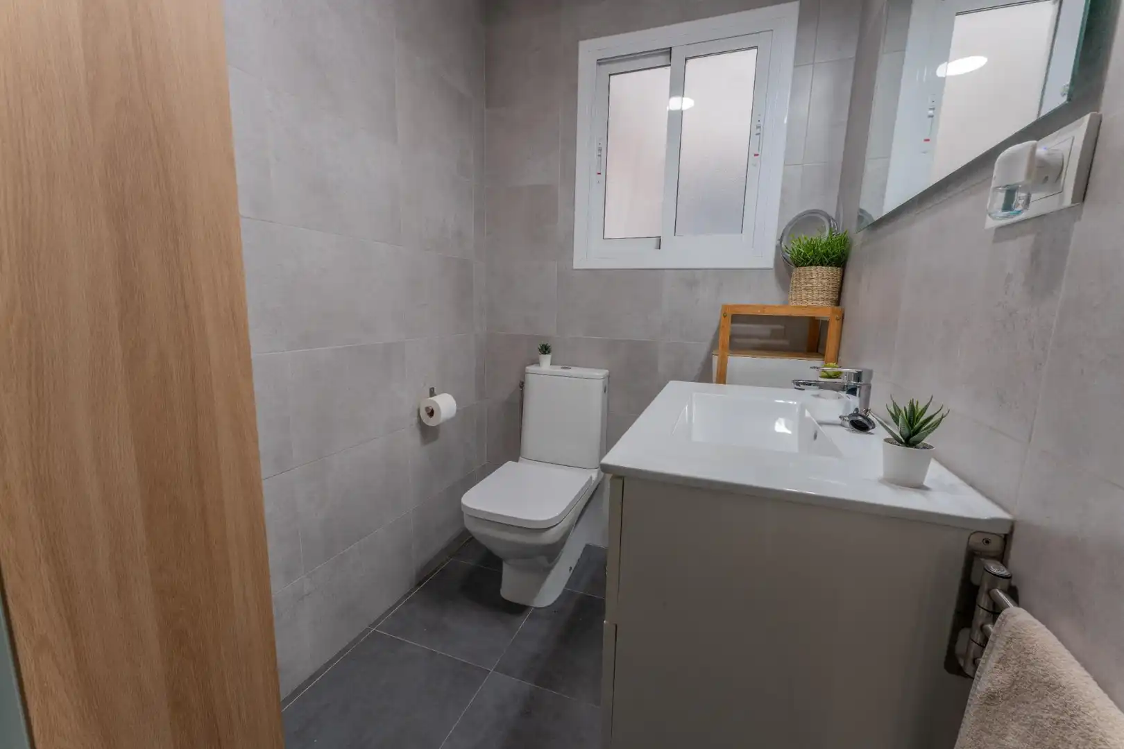 Bathroom of Flat for sale in Elche / Elx  with Air Conditioner and Balcony