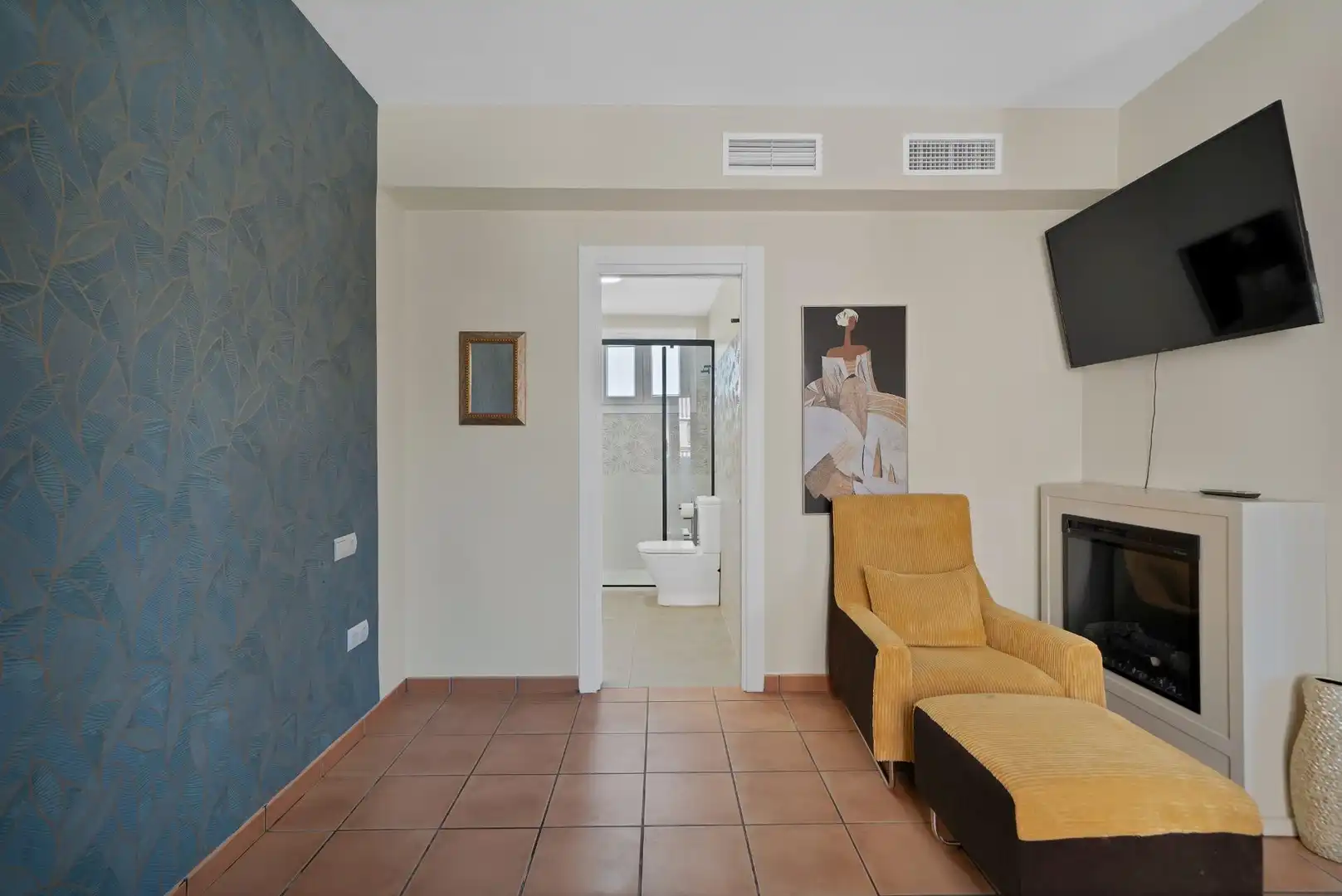 Sala d'estar de Casa adosada en venda en Fuengirola amb Aire condicionat, Calefacció i Jardí privat