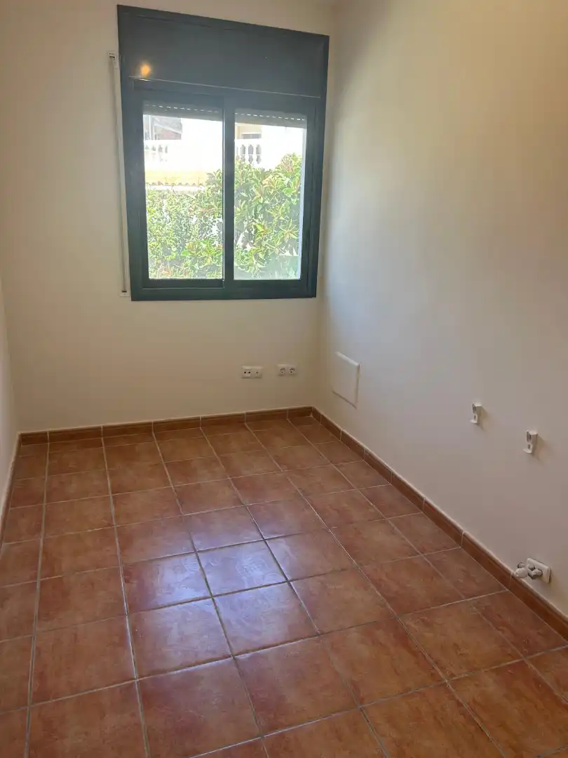 Habitación de Casa adosada en venta en Vilanova i la Geltrú con Aire acondicionado, Calefacción y Jardín privado