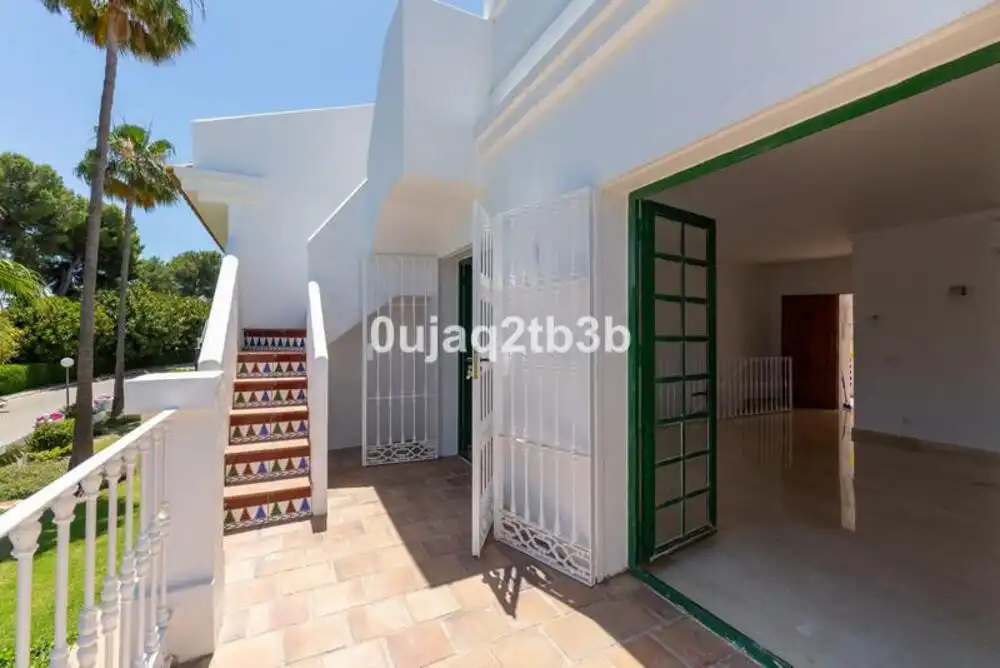 Vista exterior de Casa adosada de alquiler en Marbella con Aire acondicionado, Jardín privado y Terraza