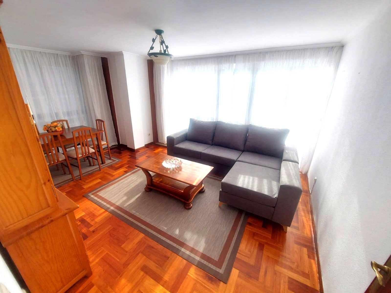 Sala de estar de Piso de alquiler en Vigo  con Calefacción, Parquet y Terraza
