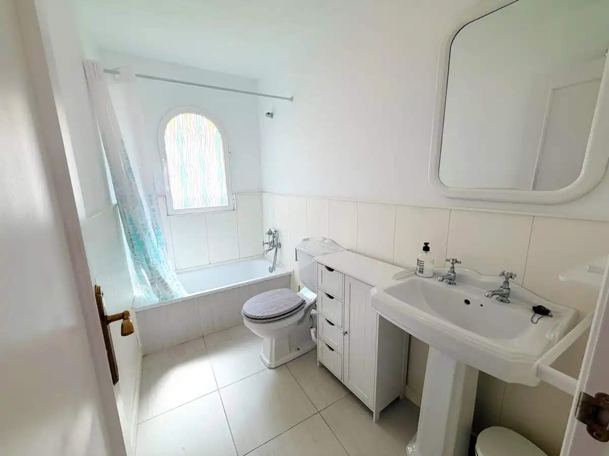Badezimmer von Einfamilien-Reihenhaus zur Miete in Almuñécar mit Möbliert