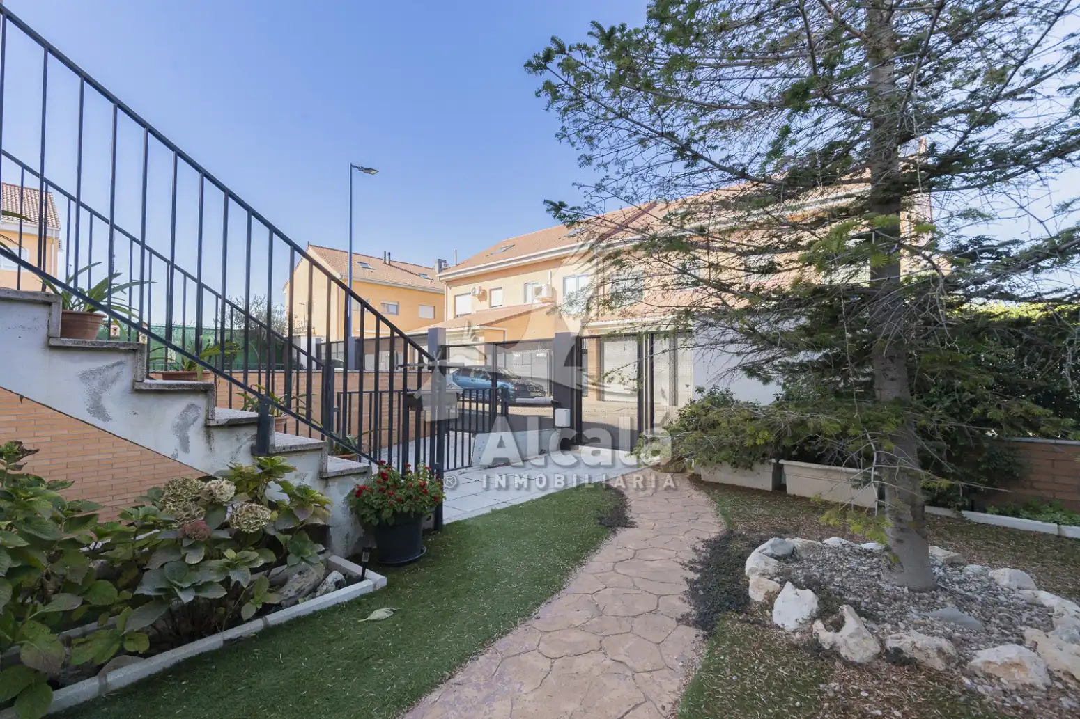 Vista exterior de Casa adosada en venda en Villalbilla amb Aire condicionat, Calefacció i Terrassa