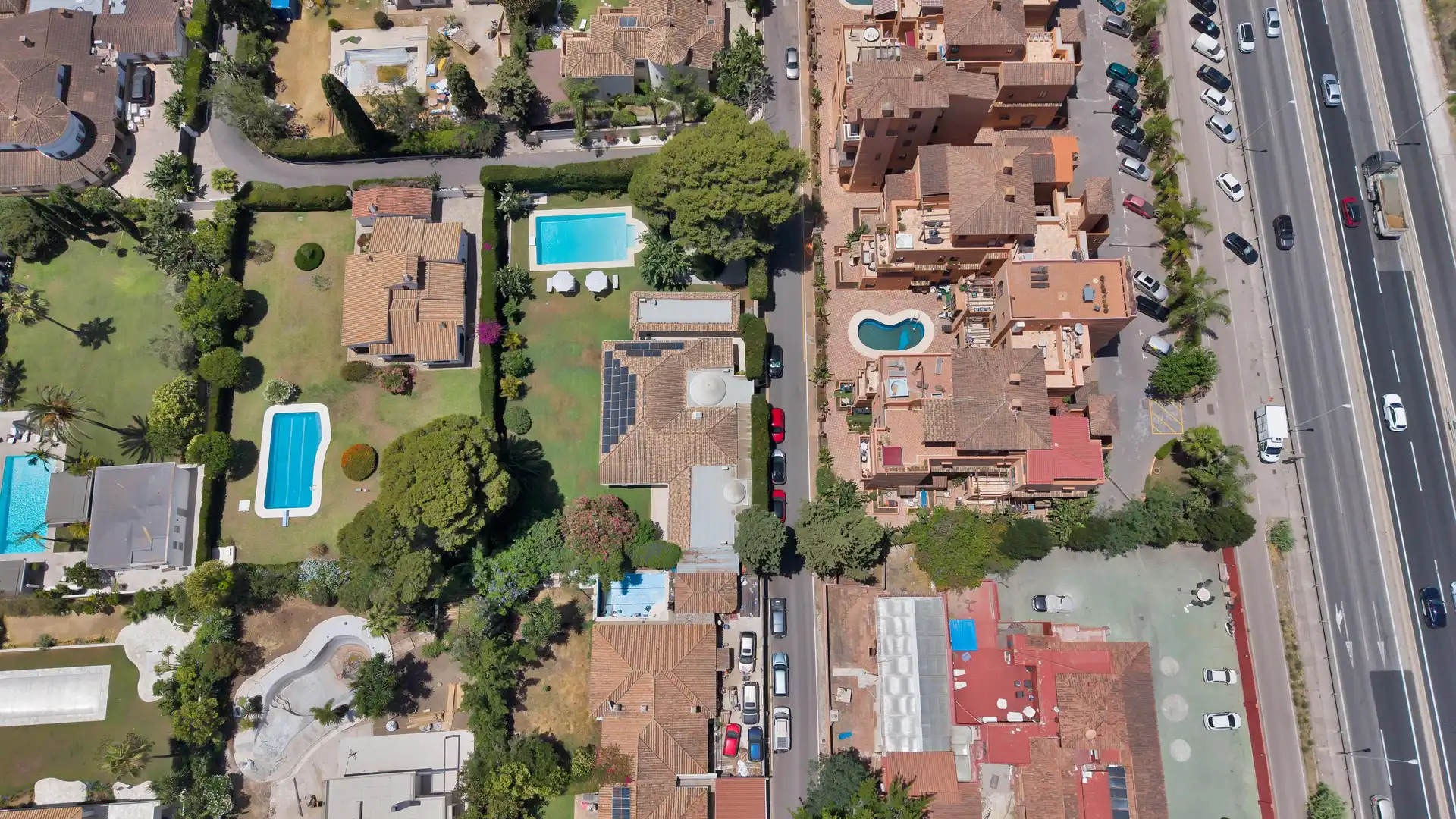 Vista exterior de Casa o xalet de lloguer en Estepona amb Aire condicionat, Calefacció i Jardí privat