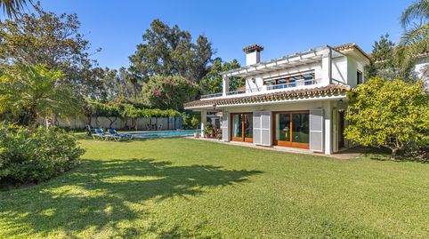 Villa orientada al sur en Cancelada con 5 dormitorios, 698 m construidos, parcela de 1.983 m, piscina, jardines y garaje privados,, image 3