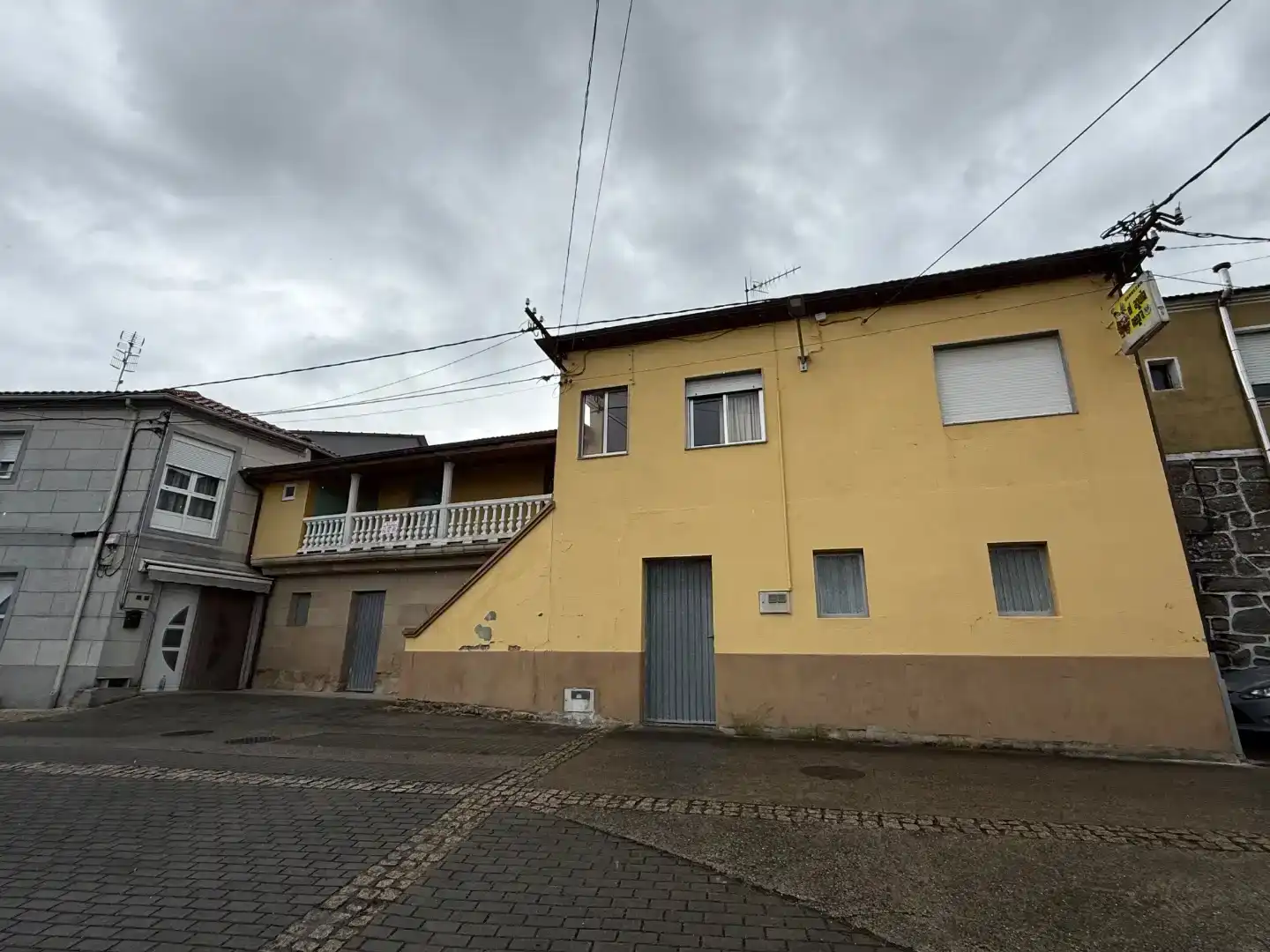 Vista exterior de Casa adosada en venda en Sarreaus amb Traster, Moblat i Balcó