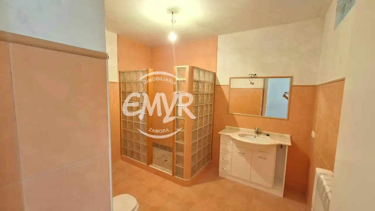 Baño de Casa o chalet en venta en Coreses con Calefacción y Jardín privado