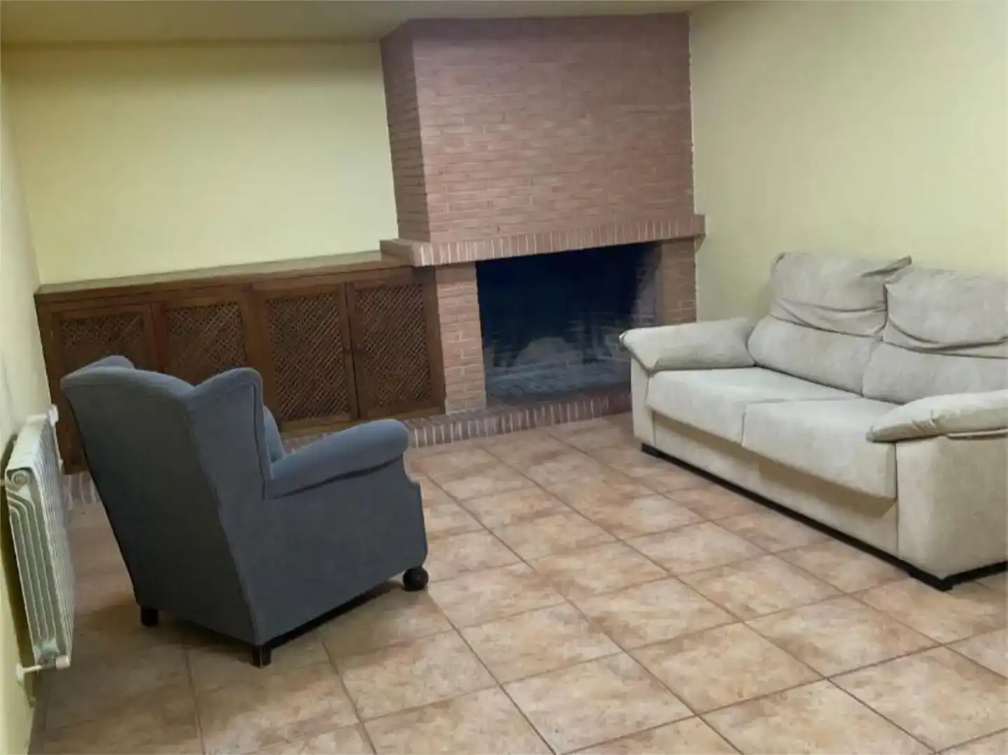 Sala d'estar de Casa adosada en venda en Ciudad Real Capital amb Aire condicionat i Piscina
