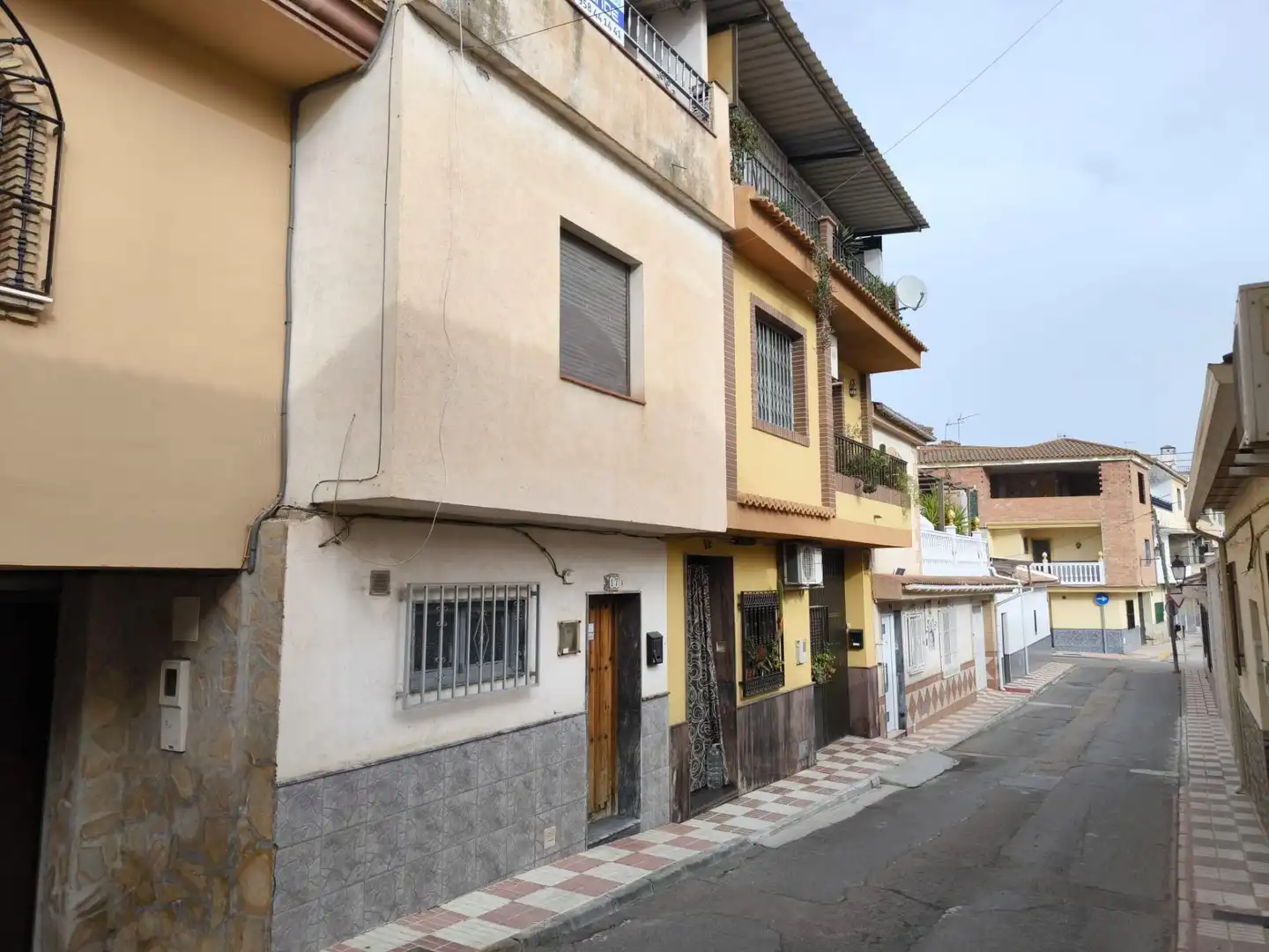Vista exterior de Casa adosada en venda en Huétor Tájar amb Terrassa
