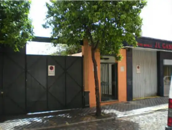 Local comercial en venda a C/ CArdenal Bueno Monreal, imagen 2