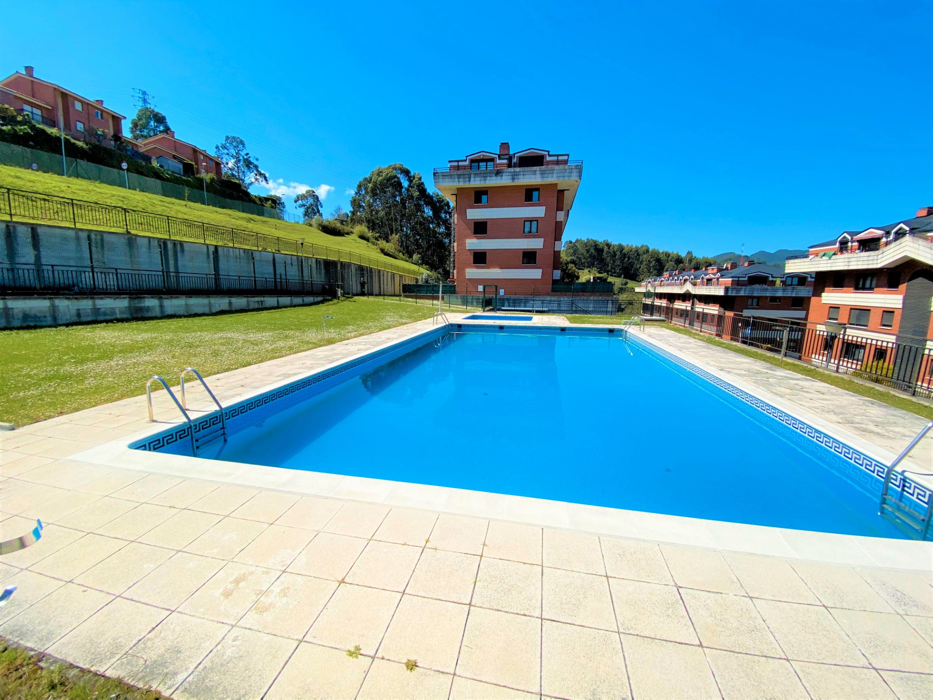 Piscina de Pis en venda en Castro-Urdiales amb Calefacció, Parquet i Forn
