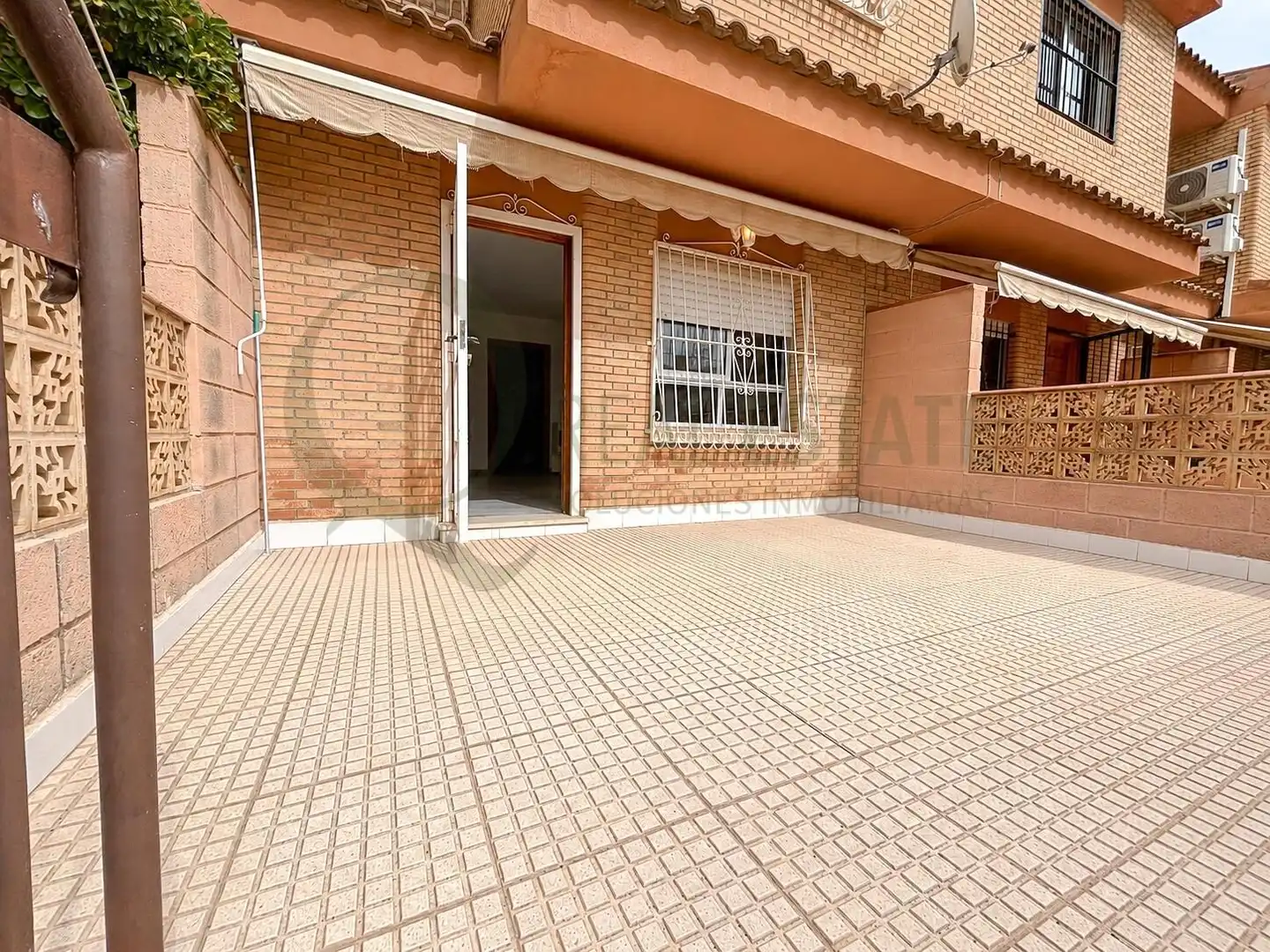 Außenansicht von Einfamilien-Reihenhaus zum Verkauf in Alicante / Alacant mit Heizung, Privatgarten und Terrasse