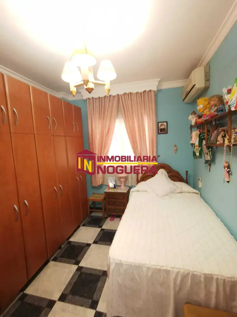 Dormitori de Casa o xalet en venda en Écija amb Aire condicionat i Moblat